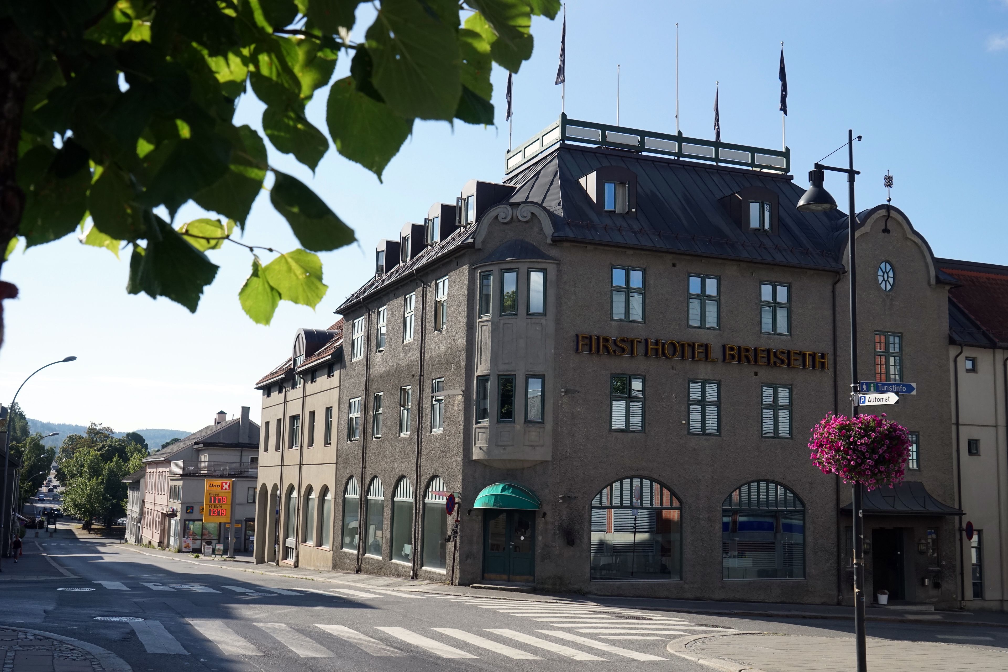 Ein historisches Gebäude mit dem Schild "FIRSTHOTEL BREISETH", das ein Hotel kennzeichnet.