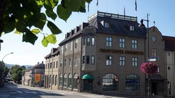 Ein historisches Gebäude mit dem Schild "FIRSTHOTEL BREISETH", das ein Hotel kennzeichnet.