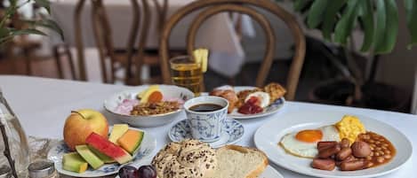 Buffet déjeuner gratuit tous les jours