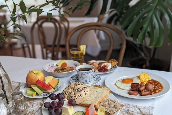 TĂ€gliches inbegriffenes FrĂŒhstĂŒcksbuffet