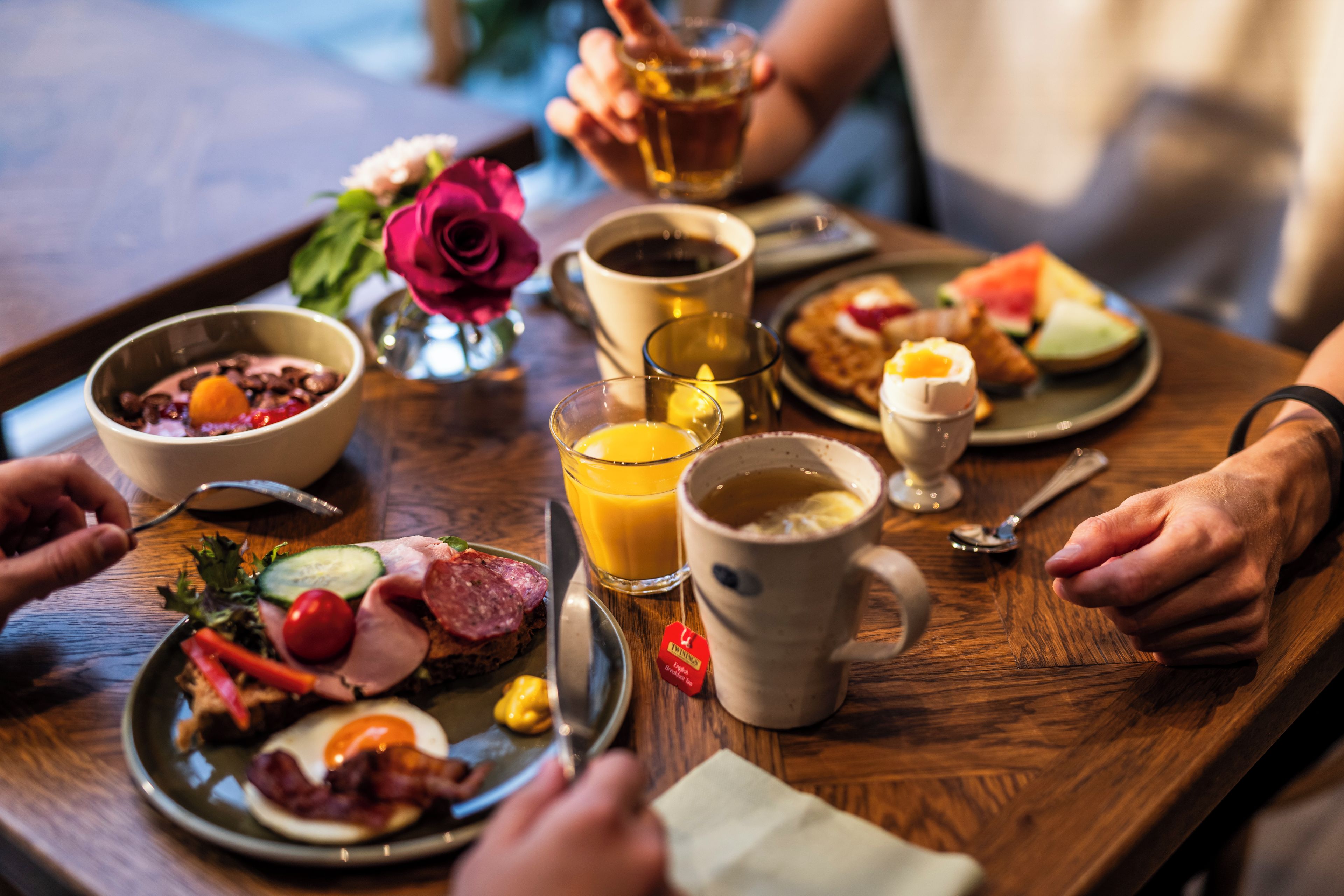 A breakfast tray with various food items and drinks.