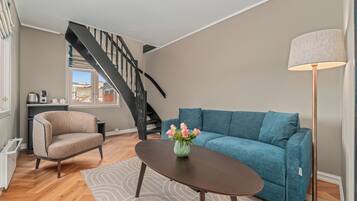 Suite | Living area | TV, books