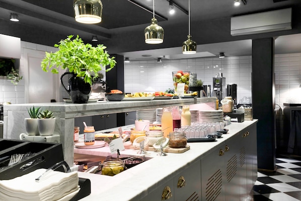 Free daily buffet breakfast