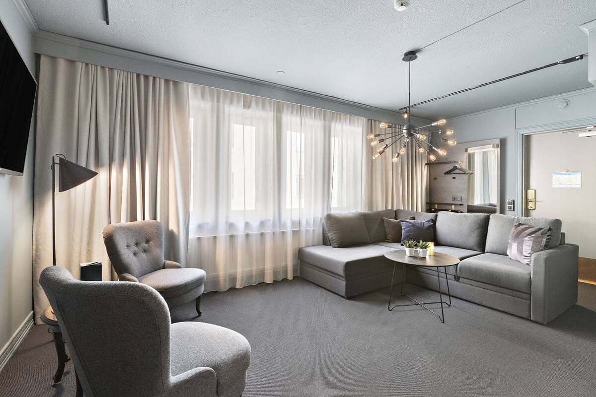 Phòng Suite, 1 giường cỡ king, không hút thuốc | Nệm có lớp đệm bông, két bảo mật tại phòng, bàn ủi/dụng cụ ủi quần áo 