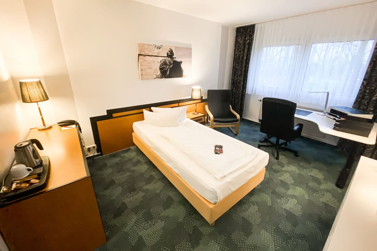 Habitación empresarial individual | Ropa de cama hipoalergénica y caja de seguridad en la habitación 