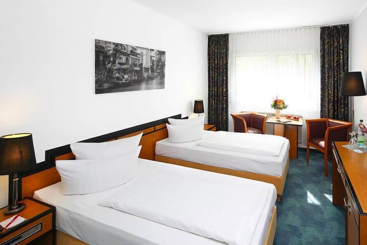 Standard Twin Room | Hypo-allergenic bedding, in-room safe, desk, soundproofing