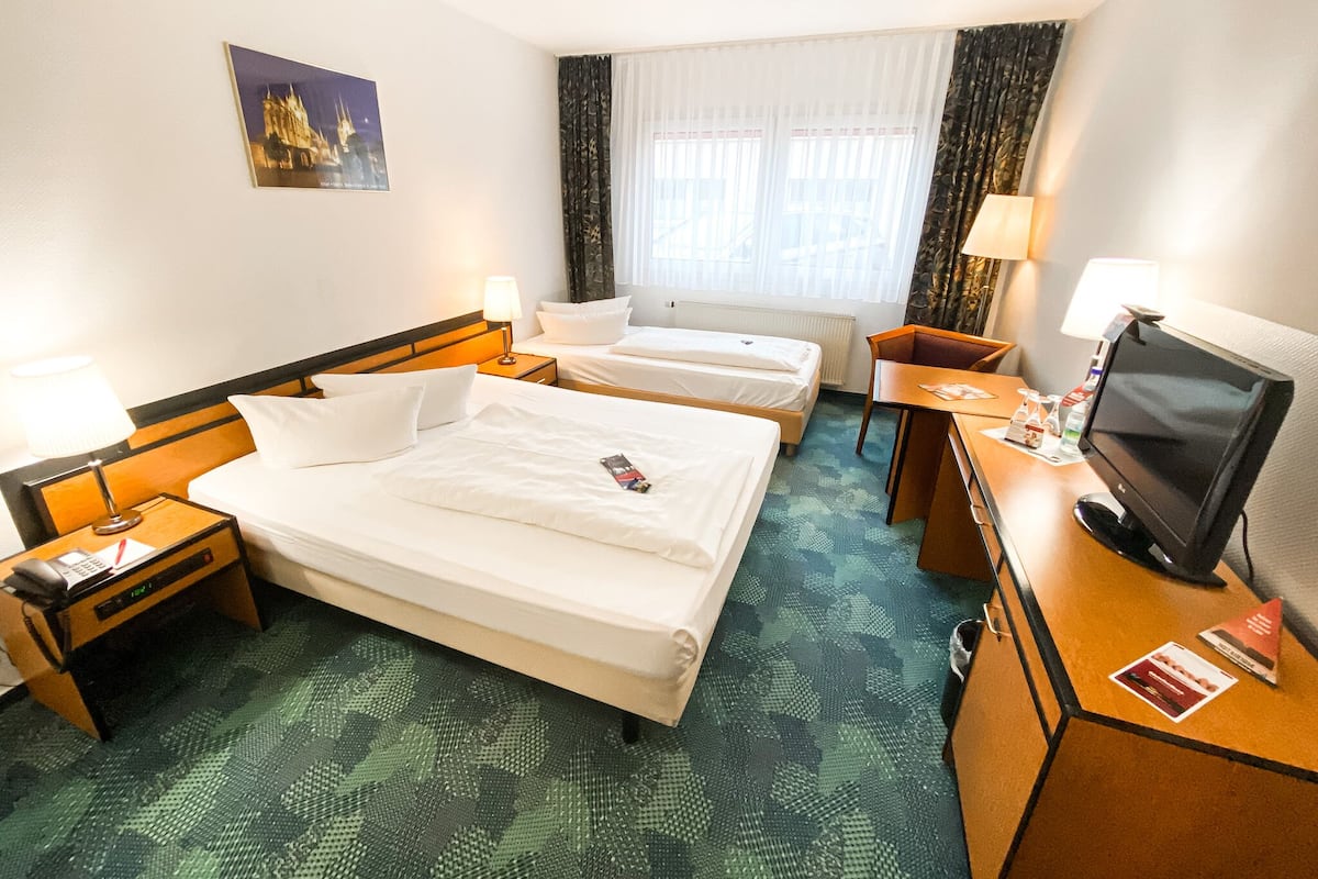 Standard Triple Room | Hypo-allergenic bedding, in-room safe, desk, soundproofing