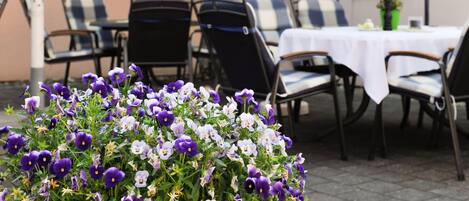 تناول الطعام بالخارج