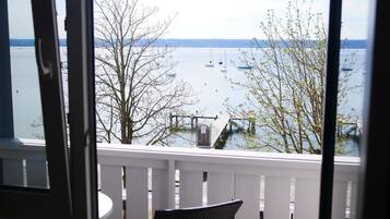 Standard-Doppelzimmer, Balkon, Seeseite | Blick vom Balkon