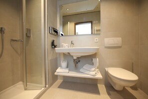 Shower, hair dryer, slippers, towels - Hotel Bären (Gaertringen)