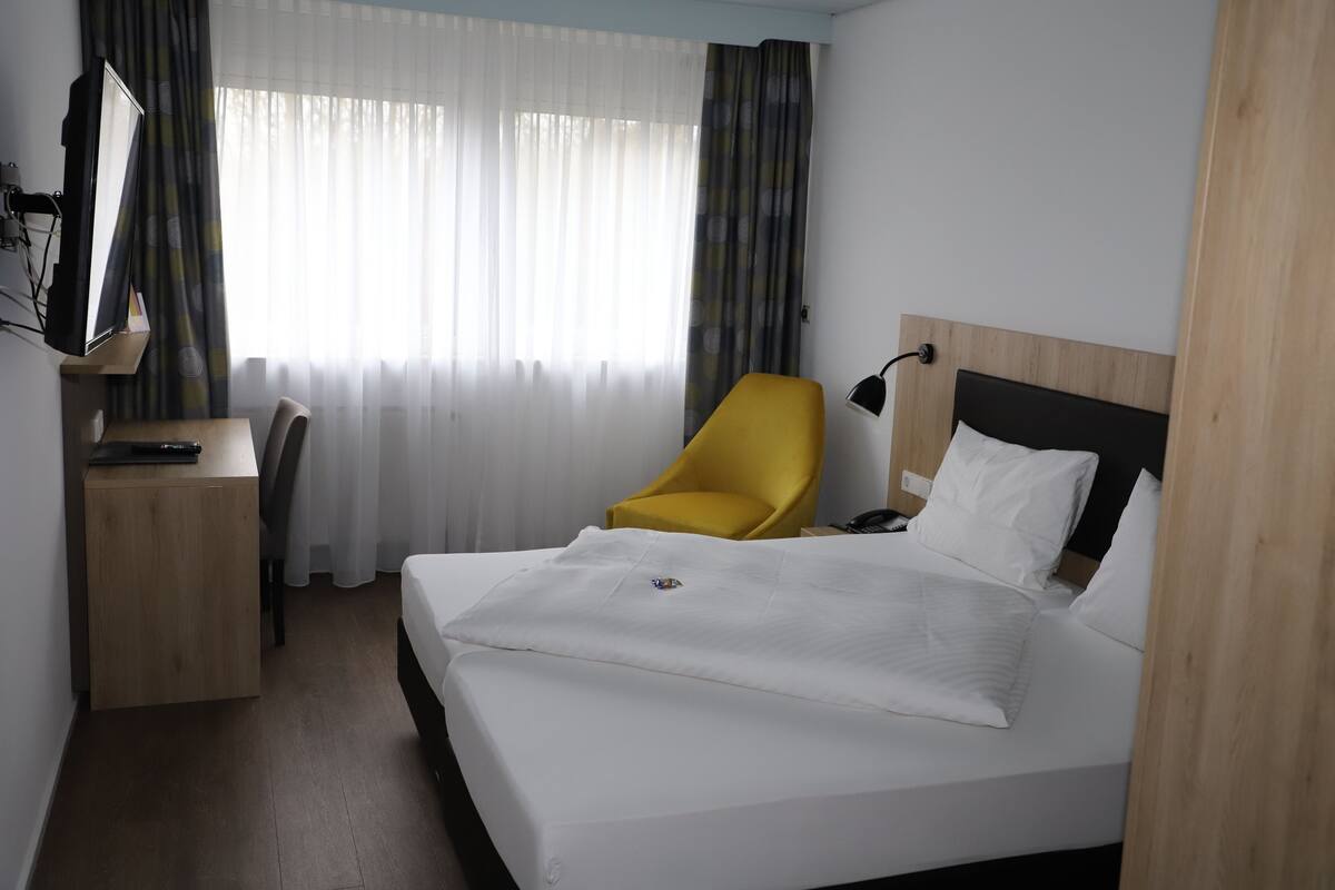 Double Room | In-room safe, desk, laptop workspace, blackout drapes