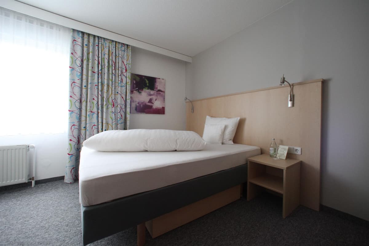 Single Room | In-room safe, desk, laptop workspace, blackout drapes