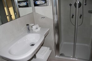 1 bedroom, in-room safe, individually furnished, desk