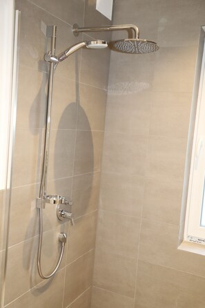 Superior Studio | Bathroom shower - Hotel Bären (Gaertringen)