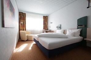 In-room safe, individually furnished, desk, laptop workspace - Hotel Bären (Gaertringen)