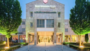 A building with a sign reading "Best Western PLUS" and a smaller sign for "Chilmy's". - Best Western Plus Hotel Fellbach-Stuttgart (Fellbach)