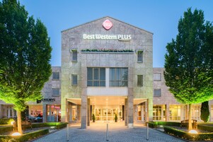 Entrada de hotel com uma placa indicando 'Best Western PLUS'.
