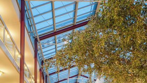 A spacious lobby with a high ceiling, a central staircase, and a seating area with red carpeting. - Best Western Plus Hotel Fellbach-Stuttgart (Fellbach)