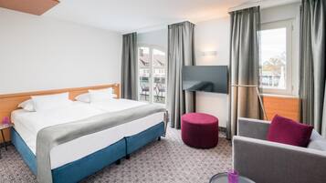 Ropa de cama de alta calidad y caja de seguridad en la habitación