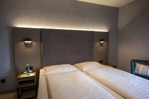 ห้องบ ิสซิเนสดับเบิล | เครื่องนอนระดับพรีเมียม, โต๊ะทำงาน, พื้นที่ทำงานแบบใช้แล็ปท็อป