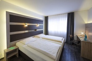 商务双人房 | 高档床上用品、办公桌、笔记本电脑工作区、遮光窗帘