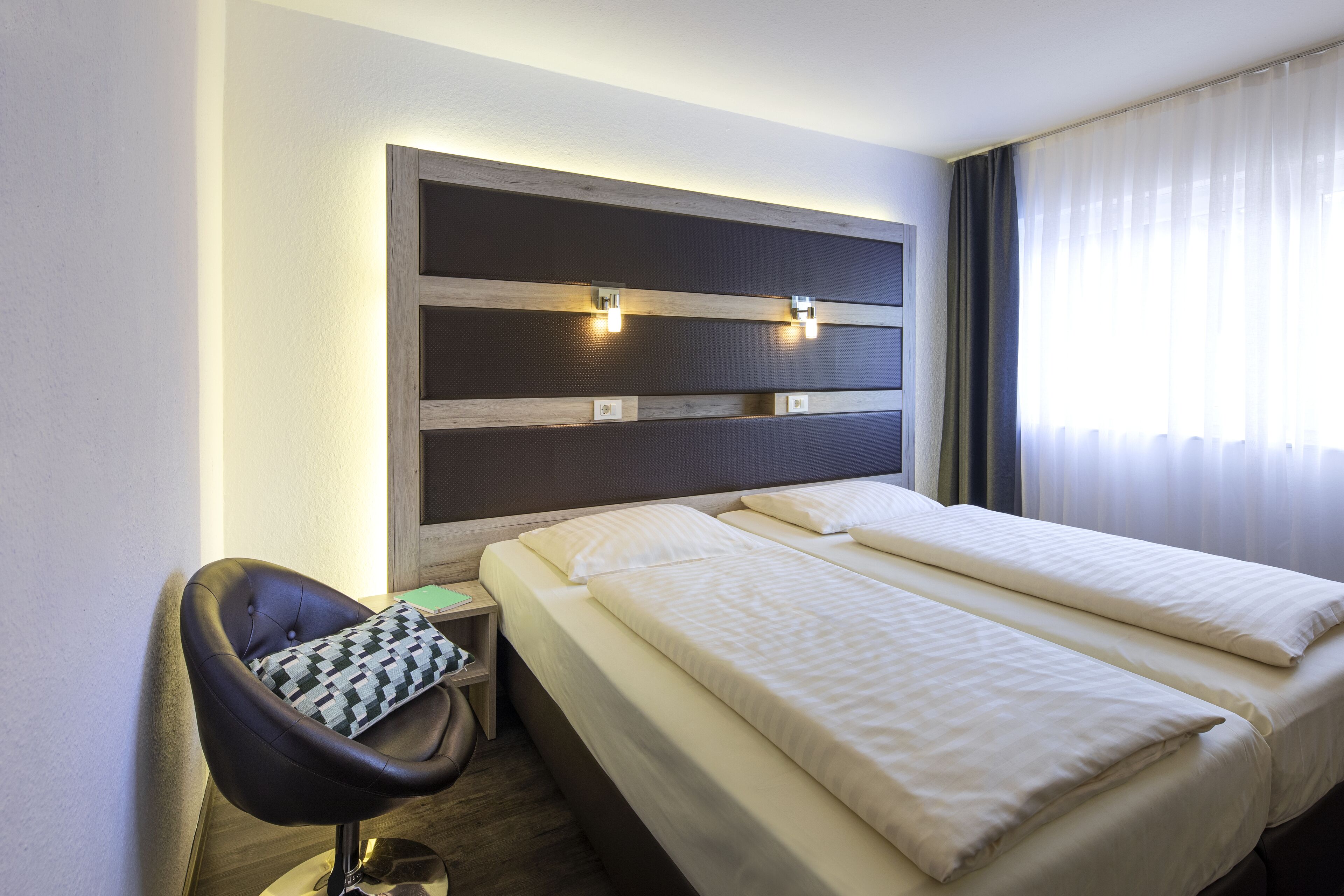 Kahden hengen businesshuone | Ylelliset vuodevaatteet, työpöytä