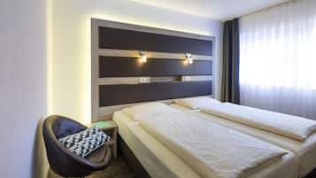 Kahden hengen businesshuone | Ylelliset vuodevaatteet, työpöytä