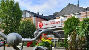 A hotel sign with the name "Michel & Friends Hotel" and a logo. - Hotel am Park Lüneburger Heide (Hodenhagen)