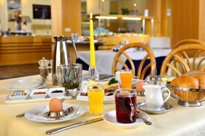 Daily buffet breakfast for a fee - Michel Hotel Hodenhagen (Hodenhagen)