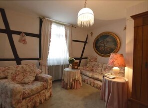 Comfort suite | Woonruimte | Een 32-inch ledtelevisie met satellietzenders en televisie