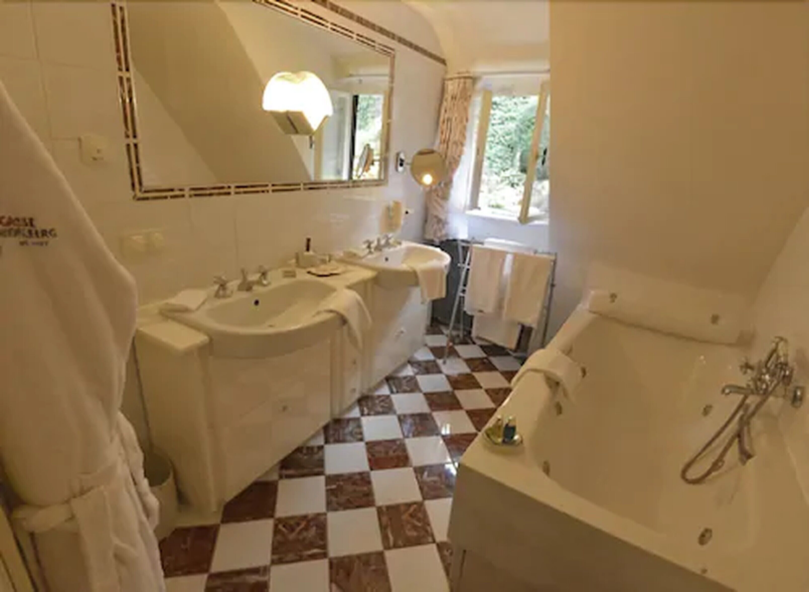 deluxe suite | bathroom | combined shower/bathtub, hydromassage showerhead, hair dryer, towels