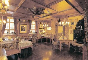 2 restaurants, dinner served, French cuisine