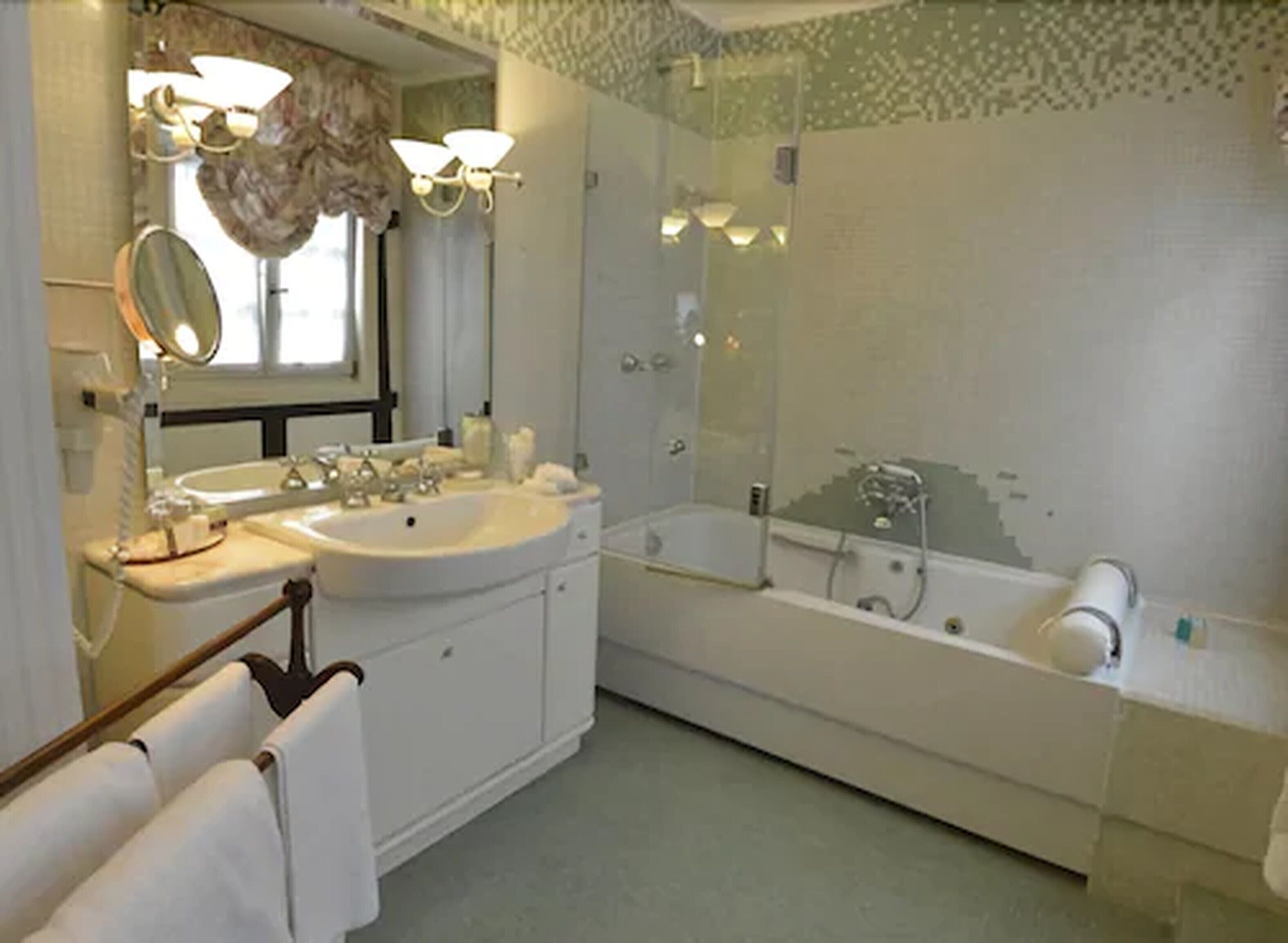 combined shower/bathtub, hydromassage showerhead, hair dryer, towels