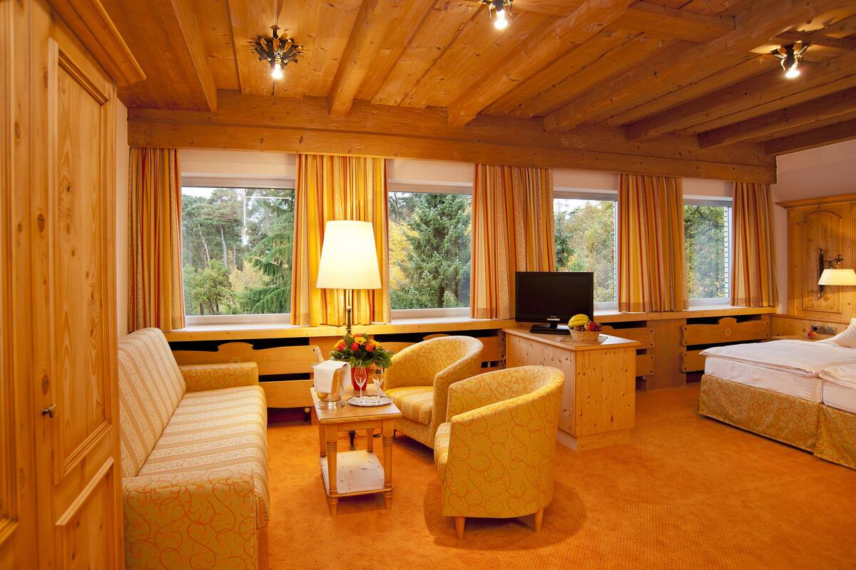 family suite, 1 bedroom | hypo-allergenic bedding, minibar, in-room safe, desk