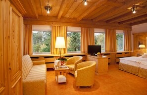 Phòng Suite dành cho gia đình, 1 phòng ngủ | Bộ đồ giường kháng dị ứng, minibar, két bảo mật tại phòng, bàn 