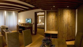 Familien-Suite, 2 Schlafzimmer | Allergikerbettwaren, Minibar, Zimmersafe, Schreibtisch