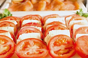 朝食 (ビュッフェ)、毎日提供 (無料)