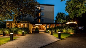 A building with a restaurant named "Schönberg's Restaurant" at night. - Gronauer Tannenhof (Bergisch Gladbach)