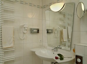 ヘアドライヤー、タオル、石鹸、シャンプー