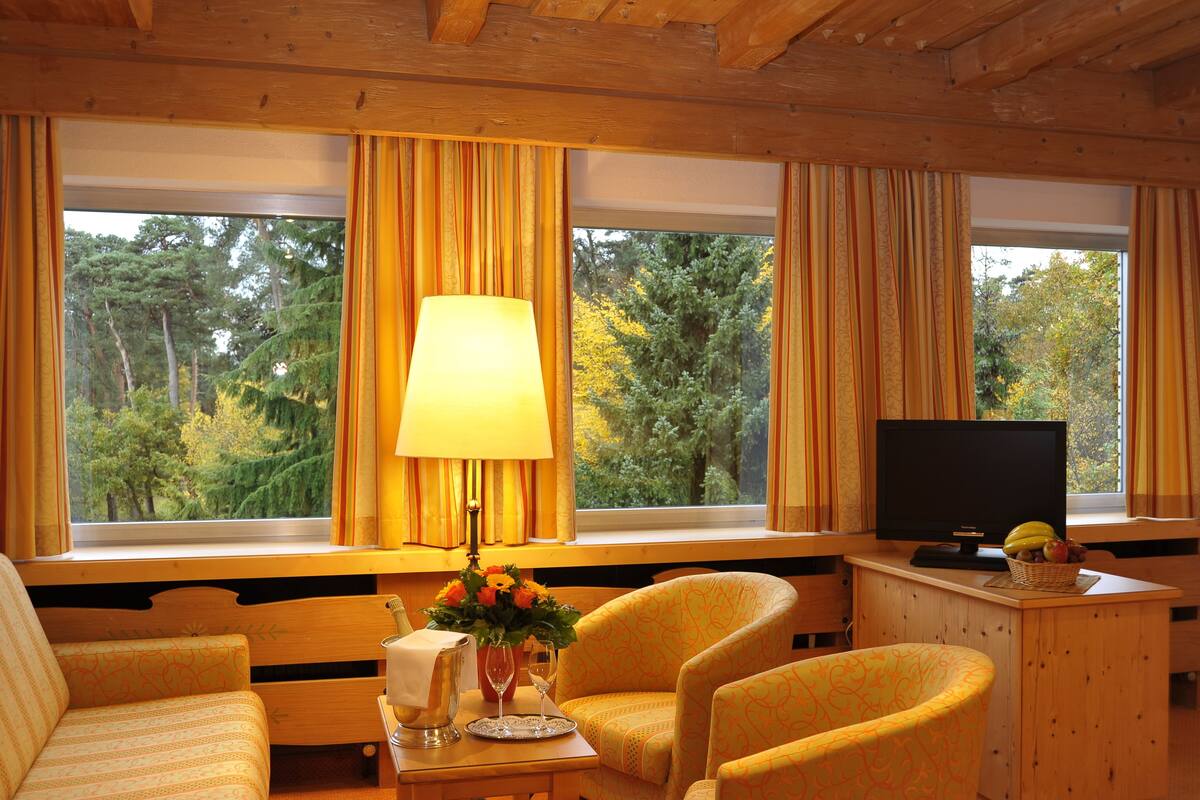 family suite, 1 bedroom | hypo-allergenic bedding, minibar, in-room safe, desk