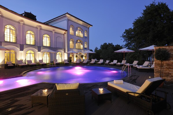 Piscine couverte, piscine extérieure, parasols de plage, chaises longues