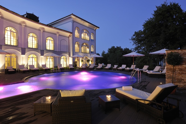Piscine intérieure, piscine extérieure, 6 h à 22 h, parasols