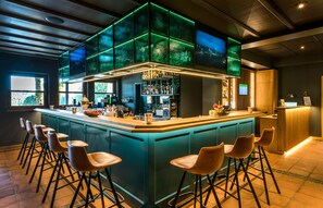 2 bars/lounges, lobby lounge