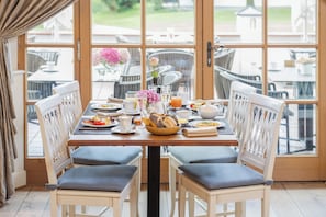 Buffet déjeuner gratuit tous les jours