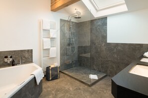 Deluxe-Suite, 1 Queen-Bett und Schlafsofa | Badezimmer