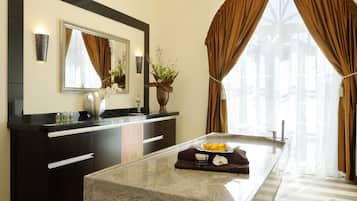 Salas de tratamiento para parejas, sauna y tina de hidromasaje