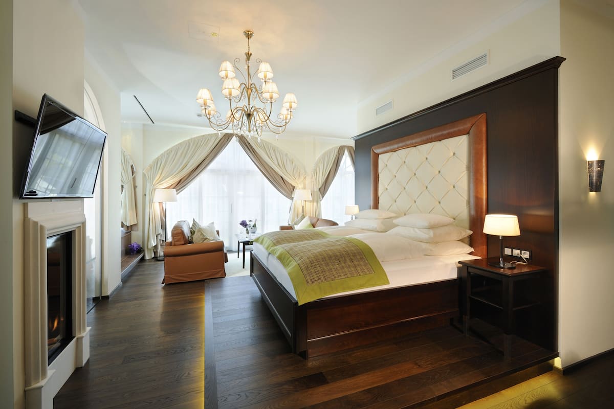 Ropa de cama hipoalergénica y minibar 