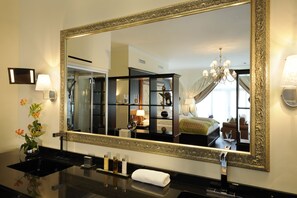 Luxury Loft, 1 Bedroom | Bathroom | Free toiletries, hair dryer, bathrobes, slippers