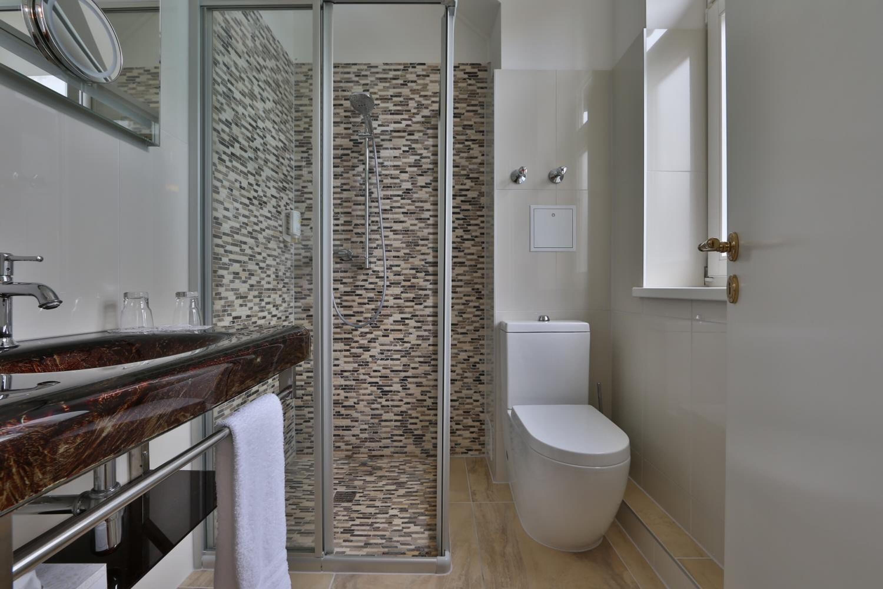 Dusche, kostenlose Toilettenartikel, Haartrockner, Handtücher
