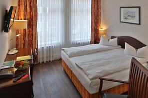 Escritorio, sistema de insonorización, wifi gratis y ropa de cama 